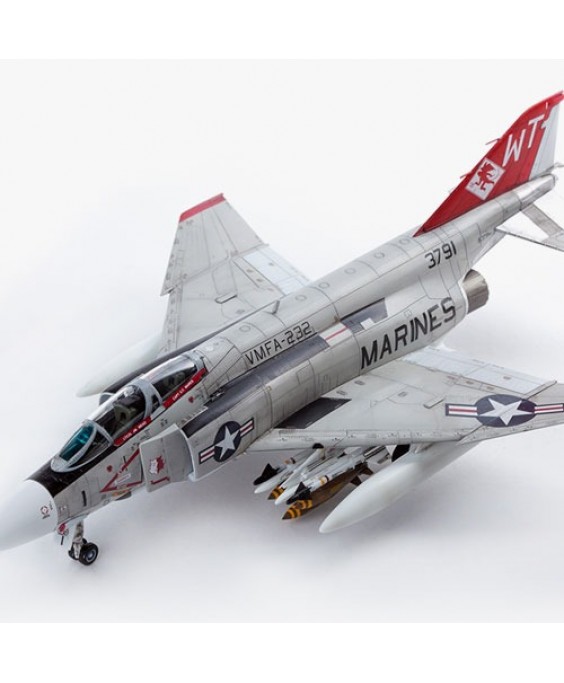 Academy modelis USMC F-4J VMFA-232 Red Devils 1/72
