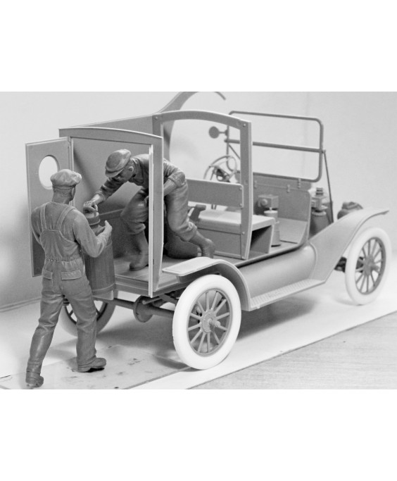 ICM modelis Gasoline Delivery, T 1912 Delivery Car with American Gasoline Loaders 1/24
