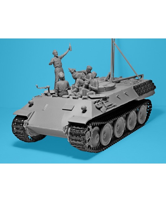 ICM modelis WWII German Tankmen with Bergepanther, 1/35