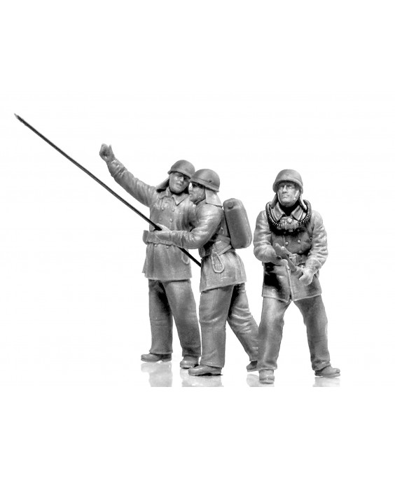 ICM Soviet Firemen (1980s) 1/35