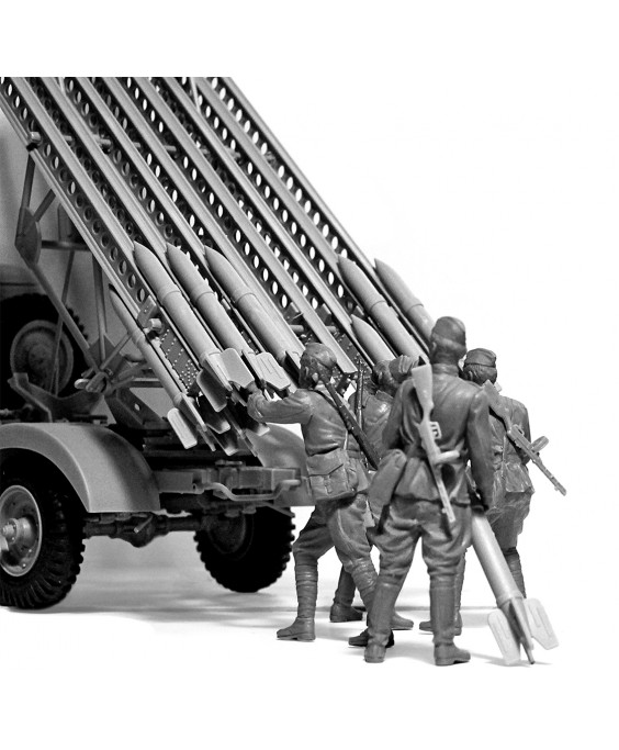 ICM WWII Soviet BM-13-16 MLRS Vehicle Crew 1/35