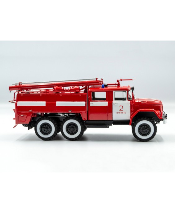 ICM modelis Chernobyl 2. Fire Fighters AC-40-137A firetruck & 4 figures & diorama base with background 1/35