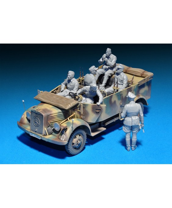 MiniArt modelis Kfz.70 (MB 1500A) German 4x4 Car w/Crew 1/35