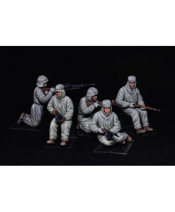 MiniArt SOVIET ASSAULT INFANTRY (WINTER CAMOUFLAGE CLOAKS) 1/35