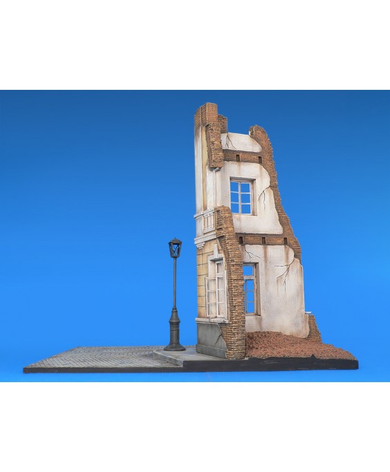 MiniArt Diorama with Ruined House1/35